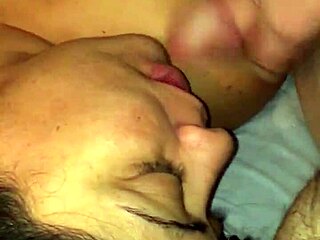 Babe Latin muda menerima facial setelah blowjob