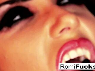 Mooie brune lekkerding Romi Rain is een meester in..