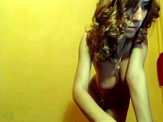 Una donna ucraina mostra le sue grandi tette in webcam