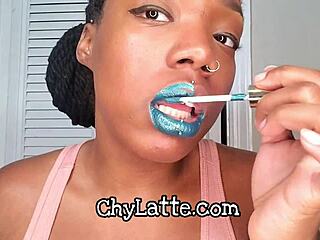 Aqui vai uma aplicação de batom teal super suntuosa com a seguinte adoração sexy de indulgência POV quase labial dos lábios naturais completos