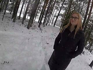 Una elegante y deslumbrante rubia se pone traviesa durante la caída de la nieve