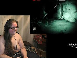 ..sieh zu, wie eine BBW-Brünette sich auszieht und nackt auf der Bühne Spaß hat in einem Teil 6 des Outlast-Spiels