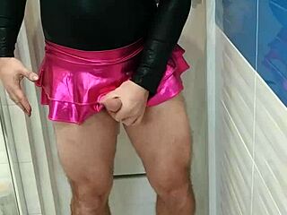 Deixa uma beleza transexual ver seu novo spandex rosa, collant e saia brilhante