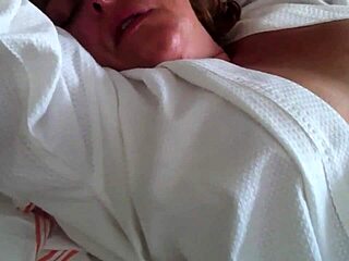 watching a mature milf touch her pussy in the hotel room secretly