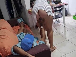 Empregada doméstica sem calcinha não resisti e meti no cuzinho da chefona Araujo.
