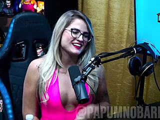 ブルナ・カルロスがプレゼンターのために裸になり、自然な乳房と大きなお尻をアーチ