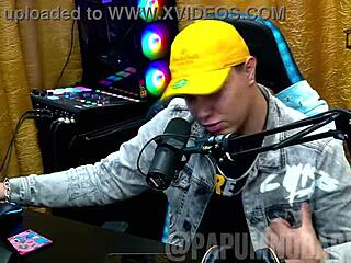 ブルナ・カルロスがプレゼンターのために裸になり、自然な乳房と大きなお尻をアーチ