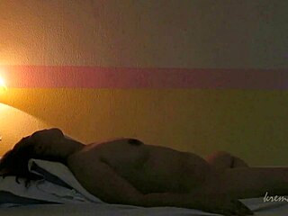 可愛いピナイ妻がプライベート動画で熱く前屈み