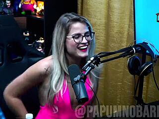 ブルナ・カルロスがプレゼンターのために裸になり、自然な乳房と大きなお尻をアーチ