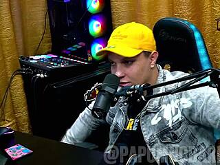 ブルナ・カルロスがプレゼンターのために裸になり、自然な乳房と大きなお尻をアーチ