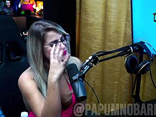 ブルナ・カルロスがプレゼンターのために裸になり、自然な乳房と大きなお尻をアーチ