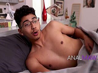 Maćeha pokazuje čep za dupe u spavaćoj sobi, hoćeš vidjeti više? 😜