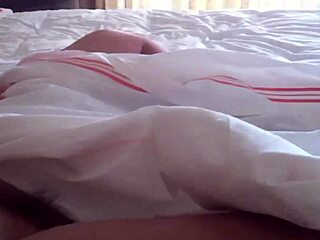 watching a mature milf touch her pussy in the hotel room secretly