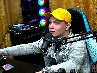 ブルナ・カルロスがプレゼンターのために裸になり、自然な乳房と大きなお尻をアーチ