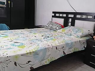 que gran recibimiento me da esta hermosa señora me la follo sin compasión