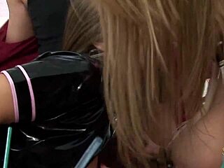 Boleh kau tangani milf montok dalam lingerie dibengkokkan untuk facial kumpulan?