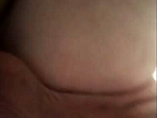 伊丽莎白，迷人人妖，展示大屁股在与大鸡巴激烈肛交场景合辑中，导致爆炸性射精和肛门快感。