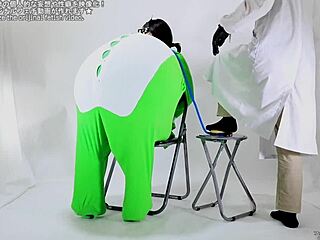 Balloon popping fun with screaming fetish vibes