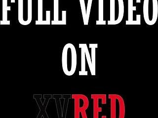 Adik tiri brunette nikmati sesi motivasi dengan jurulatih peribadi