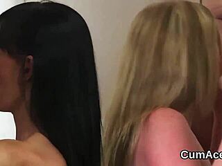Горячая модель глотает сперму в дикой лицевой вакханалии