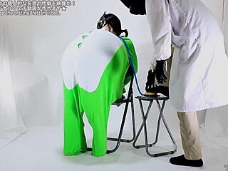 Balloon popping fun with screaming fetish vibes