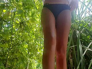 Curve bagnate sporche si provocano sole isola