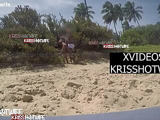 Corno manso watches Kriss Hotwife getting pounded by Realizador Baiano on a busy public beach risking exposure