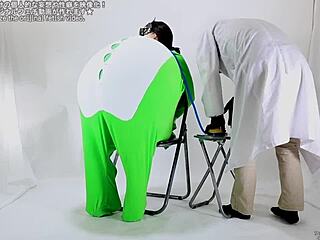 Balloon popping fun with screaming fetish vibes