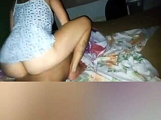 Esposa com dentes adora sexo anal e brincadeiras com tetas em uma cena de sexo em grupo