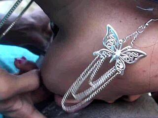 Tô de boa na piscina vendo uma gata preta lambendo a buceta da amiga ebony, que tesão!