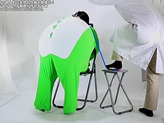 Balloon popping fun with screaming fetish vibes