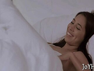 Млада путка разцепена от огромен кур