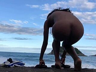 Latina kusine bøyer seg for afrikansk primos store kuk på stranden