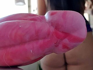 สาวใช้ลาติน่าถูกล่อขณะทำความสะอาดแบบเซอร์ไพรส์