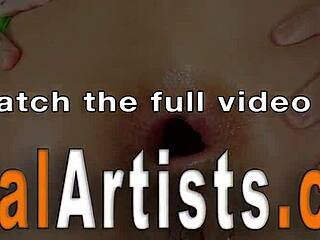 Анално игра с играчки в дива тройка с хардкор разтягане