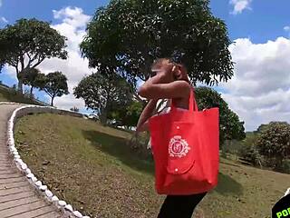 Asiatiske par knuller offentligt og bliver næsten snuppet, fine patter og røv ude