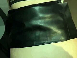 Она заинтригира своју лезбејску другарицу да проба тврд курац