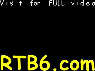 Прелепа играчица улази у кавез за грубу акцију пушења курца