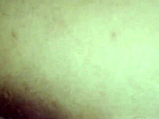 เสียบปลั๊กที่ตูดเมียน้อย โคตรเสียวจนทนไม่ไหวในมุมมองใกล้ชิด