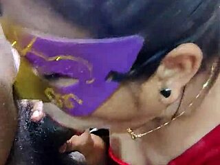 ベンガル人のホーニーな熟女が上司にベトベトのフェラチオをするのを見る