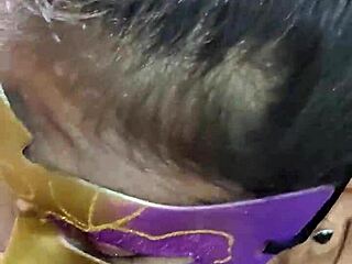 ベンガル人のホーニーな熟女が上司にベトベトのフェラチオをするのを見る