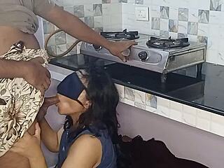 Sexo Matinal na Cozinha com Rima Bhabi em Pé