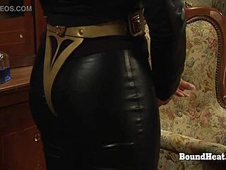 Dominantní lesbická madame máchá bičem a straponem na kontrolu svázaných otroků v hardcore dominanci