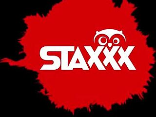 هي مبللة جداً في هذا الغربانج الآسيوي، يضربون كسها وطيزها بقوة.