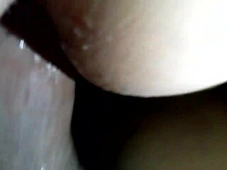 남자가 베어백 트랜스젠더 도기스타일로 구부러짐