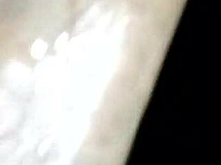 남자가 베어백 트랜스젠더 도기스타일로 구부러짐