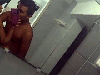 Esposa india goza rato privado con amante negro en baño del marido