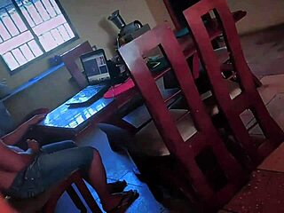 madrastra latina aprovecha casa vacia para relacion familiar