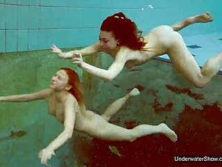 Две горещи мацки, искате ли да се присъедините голи в басейна?