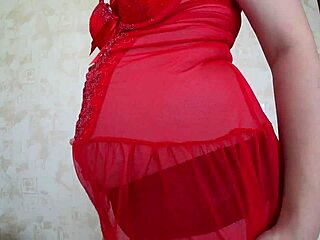 Milf embarazada provoca con su culo jugoso en tanga y se mete un dildo en su coño peludo en casa 😜